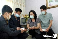 1호 약품 받고 감격한 북한 황해남도 해주시 주민들