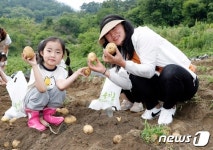 선생님 감자보다 내 감자가 더 큰 것 같은데요