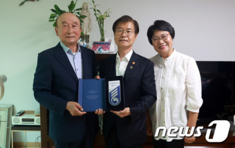 이정식 고용장관, '국가유공자의 집' 명패 전달