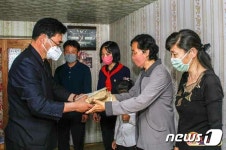 하늘 같은 사랑, 불 같은 진정…김정은 1호 약품 지원 찬양하는 북한