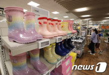 장마 준비 들어간 시민들