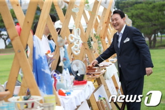 대통령실 이전 기념행사, 소상공인 플리마켓 둘러보는 윤 대통령