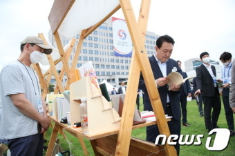 대통령실 이전 기념행사, 소상공인 플리마켓 둘러보는 윤 대통령