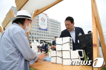 대통령실 이전 기념행사, 소상공인 플리마켓 둘러보는 윤 대통령