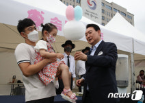 솜사탕 건네는 尹대통령
