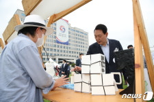 [뉴스1 PICK]새로 이사 온 대통령입니다 尹대통령, 취임 40일만 주민초청 집들이