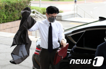 겉옷 입는 한동훈 법무부 장관