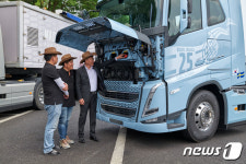 볼보트럭 정비사가 고객의 차량 점검해요