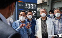 [뉴스1 PICK] 셀프주유소 찾은 野 유가 200원 이상 낮춘다