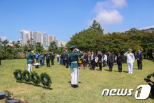 故 존 로버트 코미어 안장식