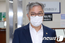 법정 향하는 최강욱 더불어민주당 의원