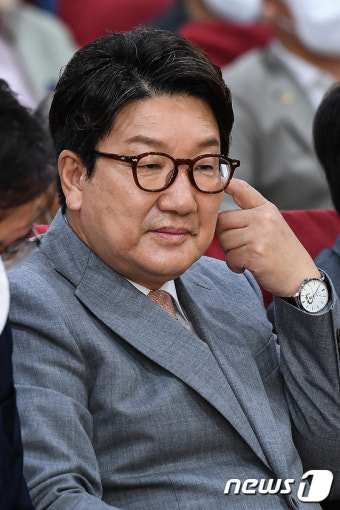 얼굴 매만지는 권성동 국민의힘 원내대표
