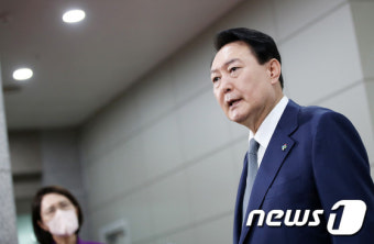 질문에 답하는 윤석열 대통령