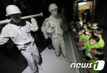오산시유엔군초전기념관에서 전시 관람하는 아이들