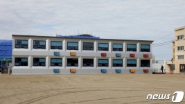 초교 운동장에 모듈러 교실…급식실 폐쇄 후 배달음식?