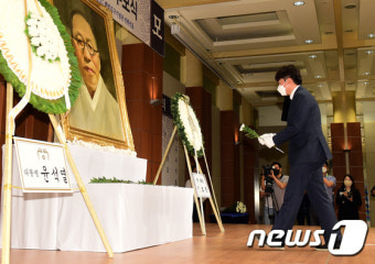 헌화하는 이준석 대표