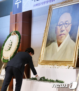 헌화하는 이준석 대표
