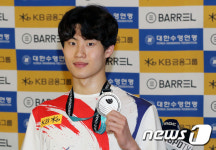 자유형 200m 은메달 들어보이는 황선우