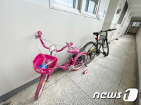 먼지 소복히 쌓인 자전거