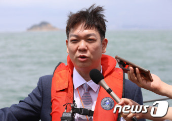 인터뷰하는 고(故) 윤영하 소령의 동생 윤영민 씨
