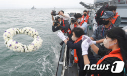 해상 헌화하는 고 조천형 상사 유가족