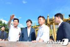 영일만대교 설명하는 이강덕 시장