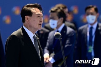 나토 정상회담 도착해 취재진과 얘기하는 윤 대통령