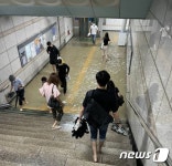 신발 벗고 첨벙첨벙…비 올때마다 레전드 경신하는 수원 세류역