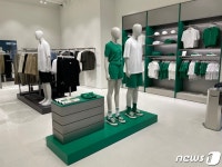 [르포]"단독 상품부터 예술품까지"…무탠다드, SPA 각축지 강남 도전장