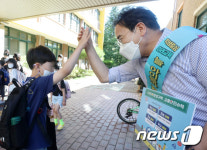 서거석 전북도교육감, 안전한 등교길 봉사 활동하며 임기 시작