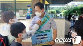 서거석 전북도교육감, 초등학교 찾아 안전한 등교길 봉사하며 임기 시작