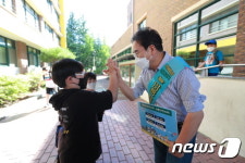 임기 첫날 등교지도 나선 서거석 전북교육감 안전한 등하굣길 만들 것