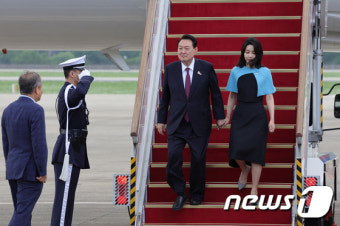 나토정상회의 마치고 돌아온 윤 대통령 부부