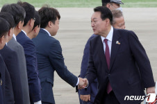 [뉴스1 PICK]위기의 이준석, 윤 대통령 순방 마중나가 인사