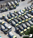 미동도 하지 않는 레미콘 트럭