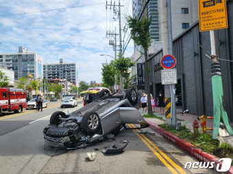 포항서 50대 몰던 승용차 가로등 들이받고 전복…운전자 생명엔 지장없어