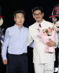박용택, 김용수 코치의 축하에 붉어진 눈시울