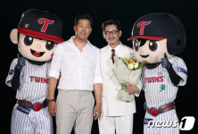 영구결번 2호 이병규 코치와 기념촬영하는 박용택