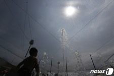 [오늘의 날씨] 강원(4일, 월)…낮 최고 35도…영서·산간 소나기