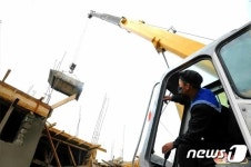 공사 다그치는 북한 연포온실농장 건설 현장…기적 창조 열풍