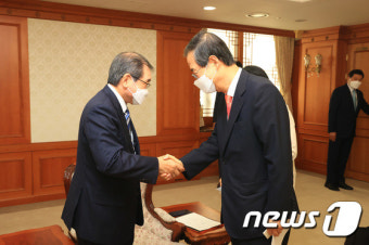 도쿠라 마사카즈 회장과 인사 나누는 한덕수 총리