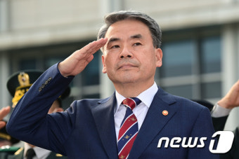 경례하는 이종섭 국방장관