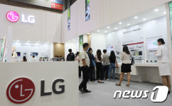 나노 코리아, LG 전자 부스 살펴보는 참석자들