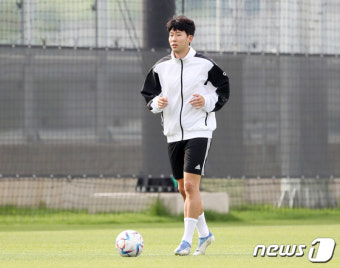 가볍게 몸 푸는 손흥민