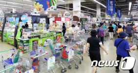 반값 수박에 길게 카트 줄 세워진 하나로마트 양재점