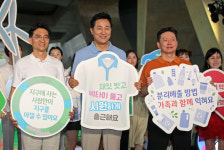진재승 유한킴벌리 대표 지구에게 아름다운 패션쇼 런웨이 올라