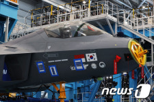 KF-21 하중보정시험 및 구조시험중