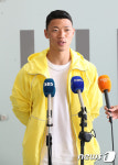 군사훈련 마친 황희찬, 영국으로 출국…울버햄튼 훈련 합류