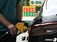 반값 유류세 尹발언에 물꼬 트이나…추가 인하 폭 고심