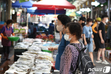 폭염에 땀 주르륵 손님발길 뚝…순천 웃장 상인들 힘겨운 여름나기